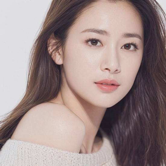 黃皮膚適合什么顏色口紅，黃皮顯白口紅選色指南，提亮膚色必備