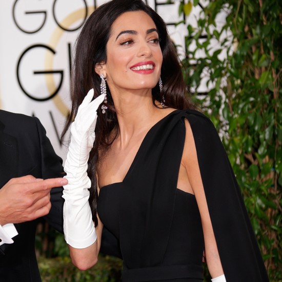 阿邁勒-克魯尼 (Amal Clooney) 身著流蘇耳飾現身金球獎頒獎典禮